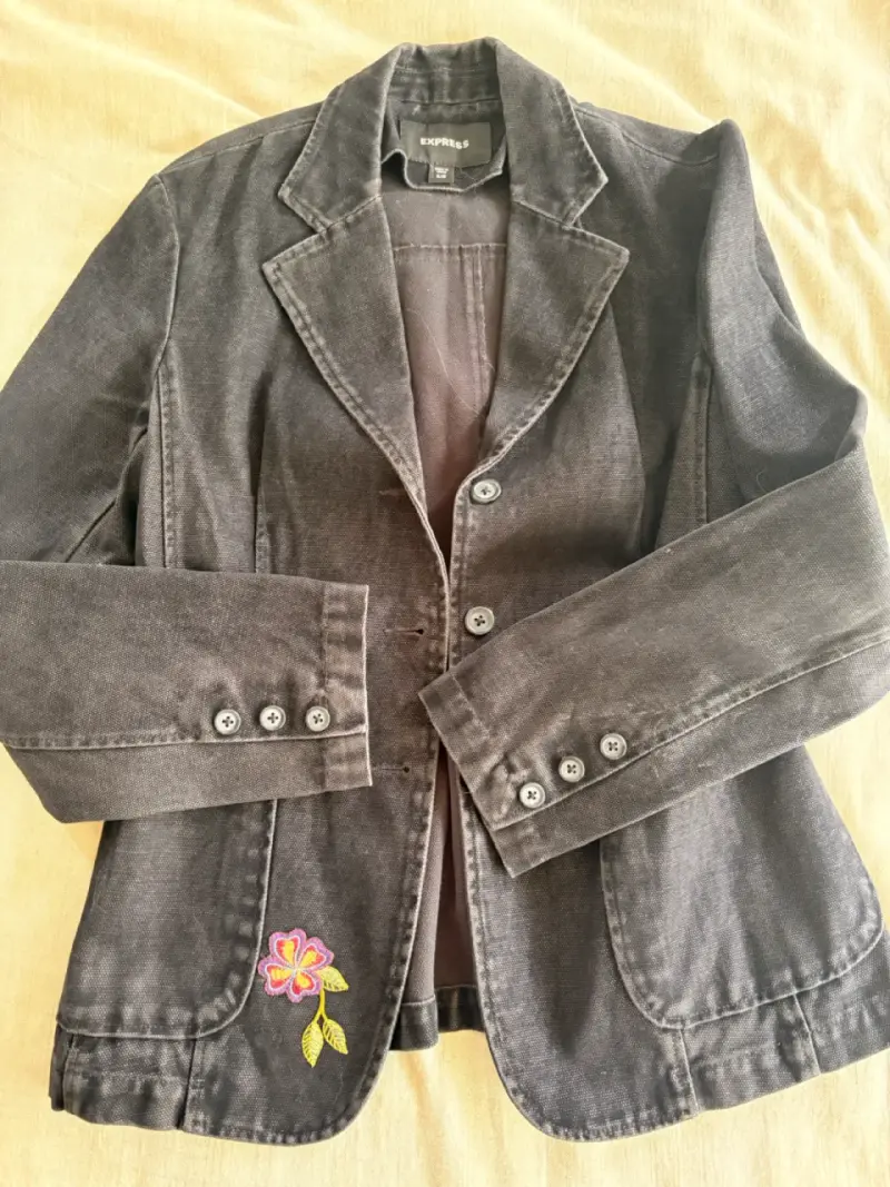 Blazer negro gastadocon bordado floral Express - 1