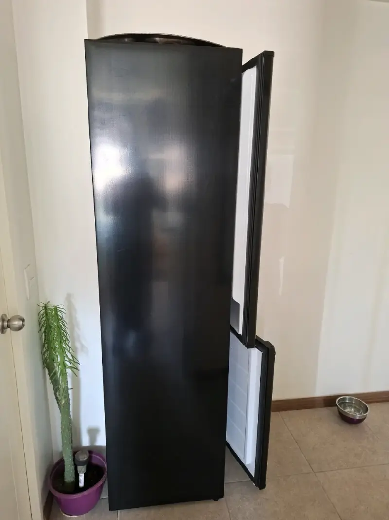 Refrigerador Mademsa negro con freezer - 2
