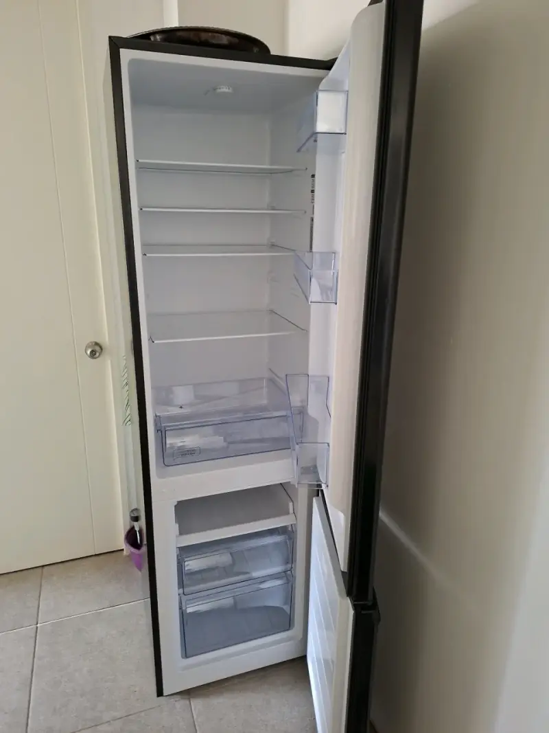Refrigerador Mademsa negro con freezer - 3