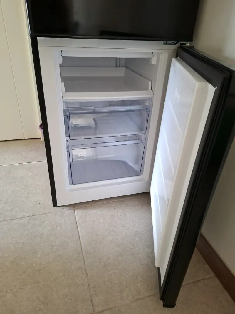 Refrigerador Mademsa negro con freezer - 4