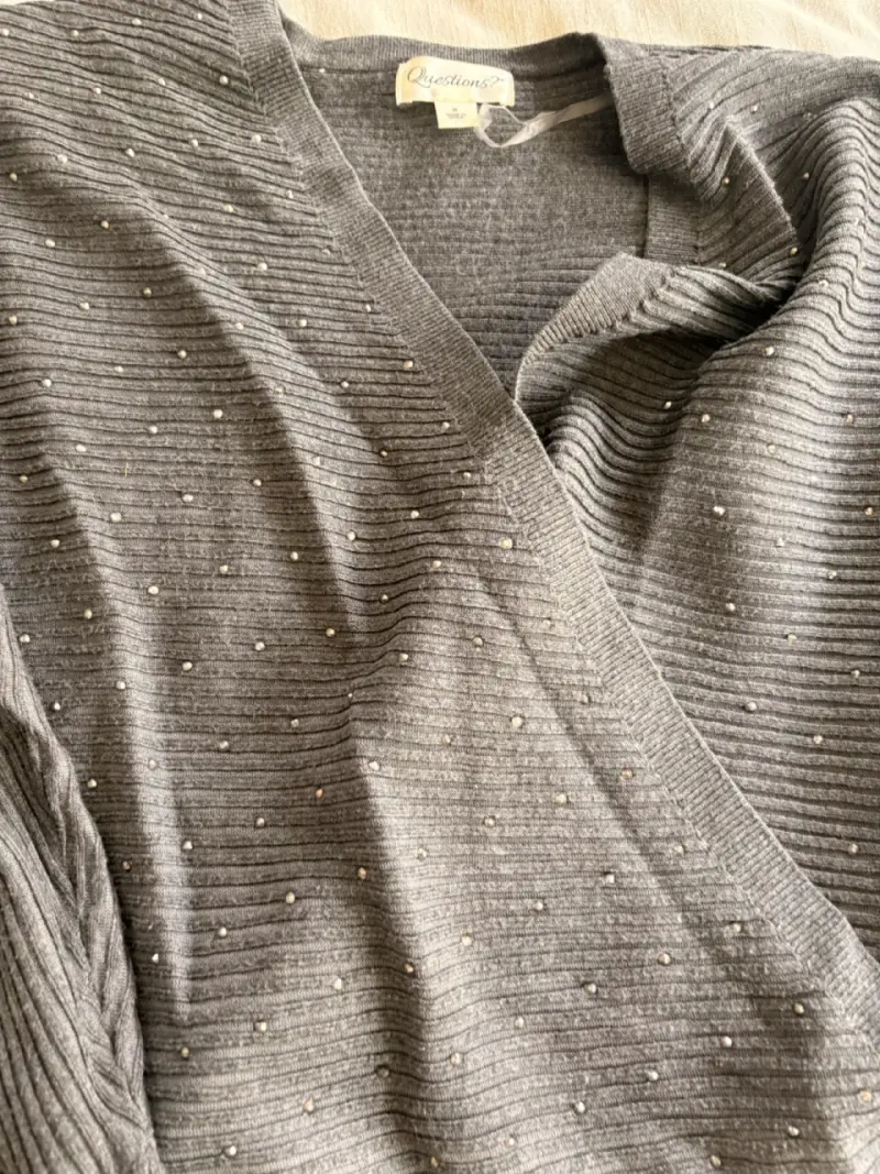 Suéter gris con detalles brillantes marca Questions - 2