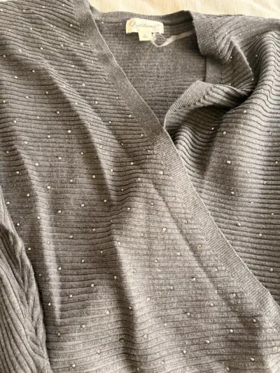Suéter gris con detalles brillantes marca Questions - miniatura 2