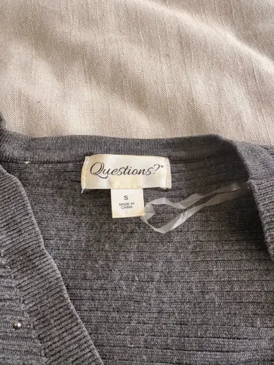 Suéter gris con detalles brillantes marca Questions - miniatura 3