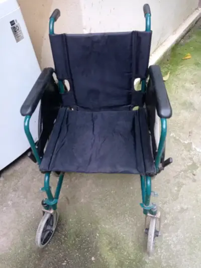 Silla de ruedas plegable en buen estado - miniatura 1