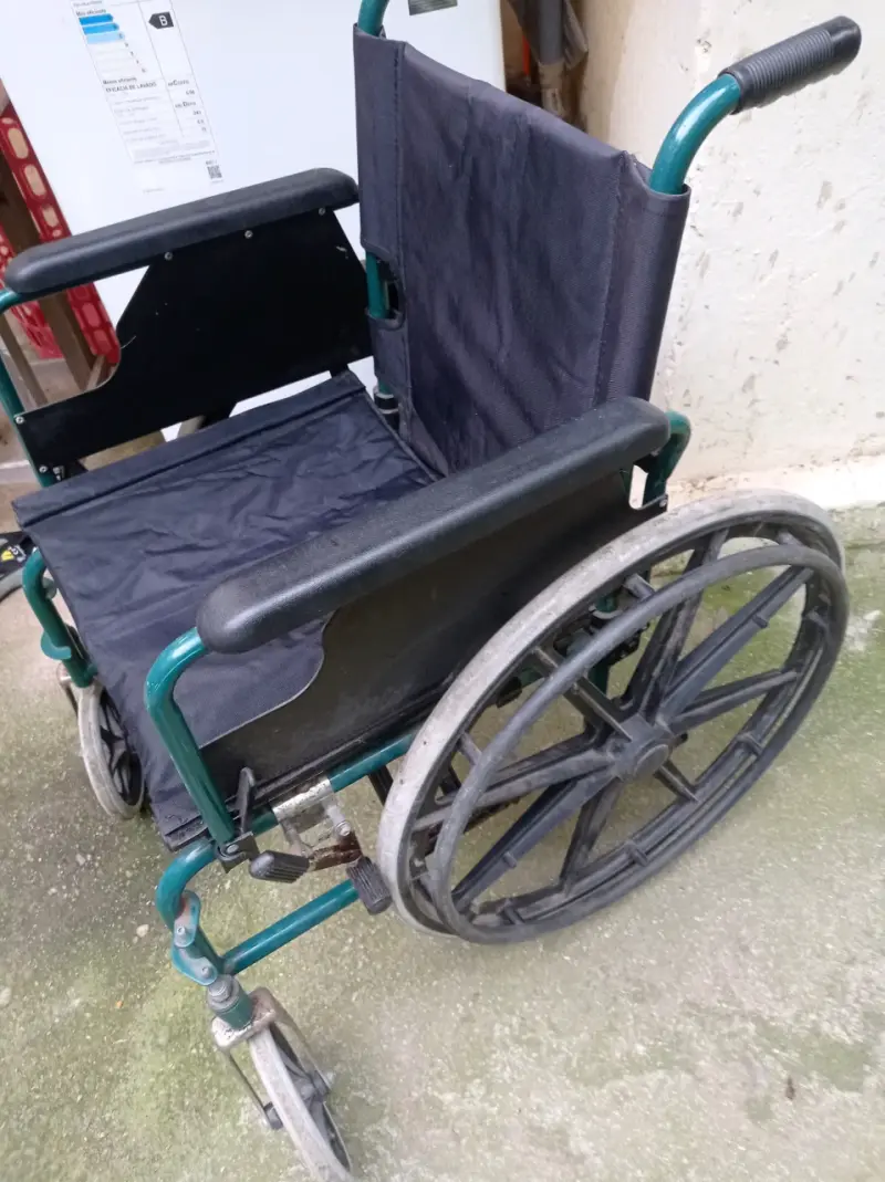 Silla de ruedas plegable en buen estado - 2