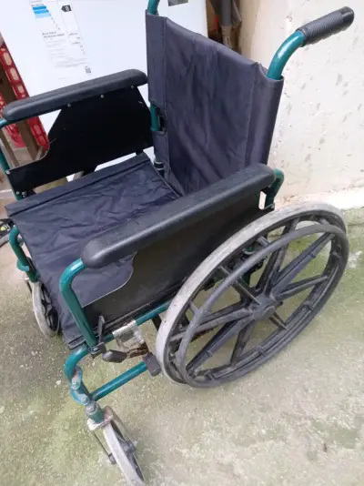 Silla de ruedas plegable en buen estado - miniatura 2