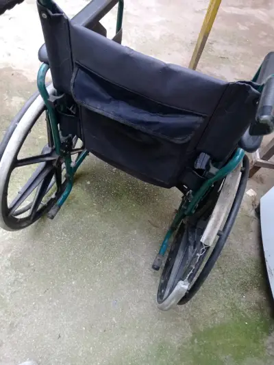 Silla de ruedas plegable en buen estado - miniatura 3