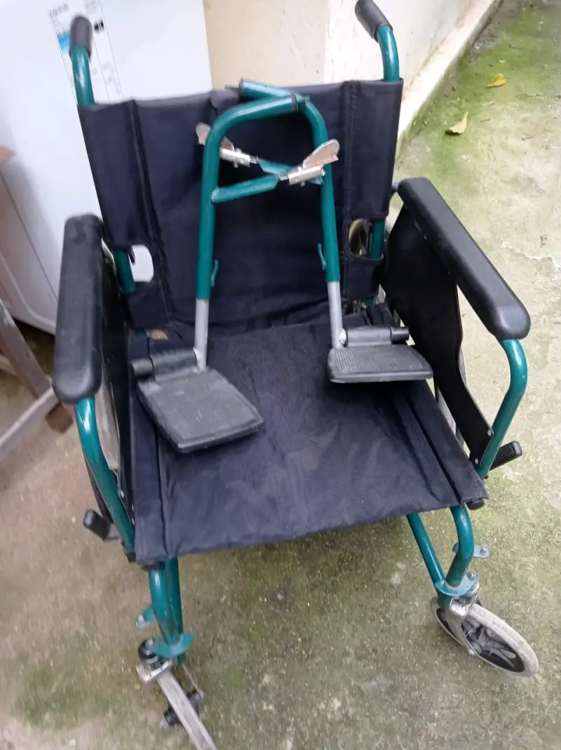 Silla de ruedas plegable en buen estado - 4