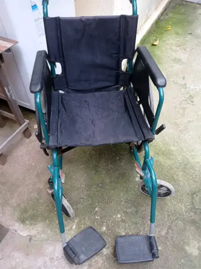 Silla de ruedas plegable en buen estado - miniatura 5