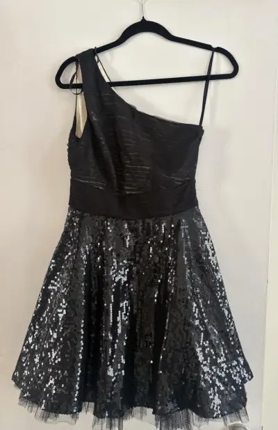 Vestido de fiesta negro con lentejuelas - miniatura 1