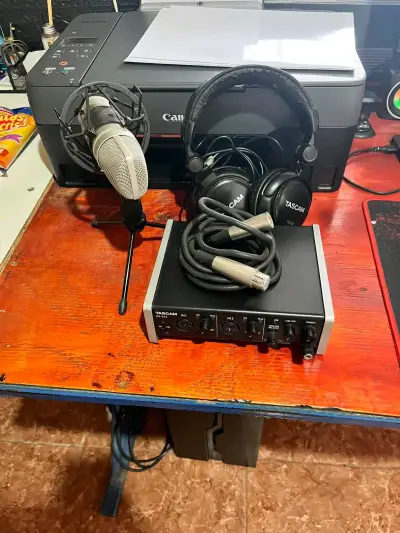 Set de Grabación Tascam con Micrófono y Audífonos - miniatura 1