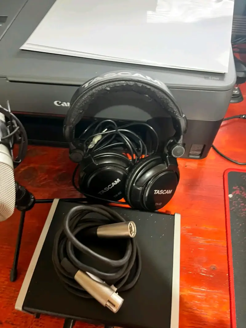 Set de Grabación Tascam con Micrófono y Audífonos - 3