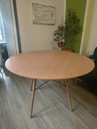 Mesa redonda de madera para comedor - miniatura 1