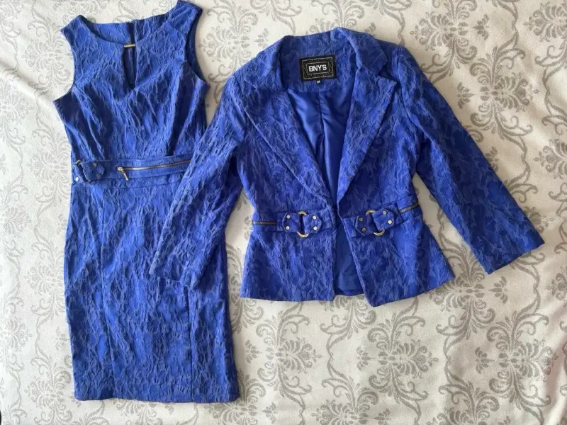 Conjunto de vestido y blazer azul con diseño floral - 2