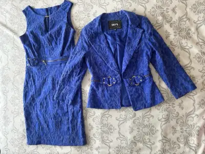 Conjunto de vestido y blazer azul con diseño floral - miniatura 2