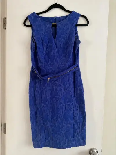 Conjunto de vestido y blazer azul con diseño floral - miniatura 4