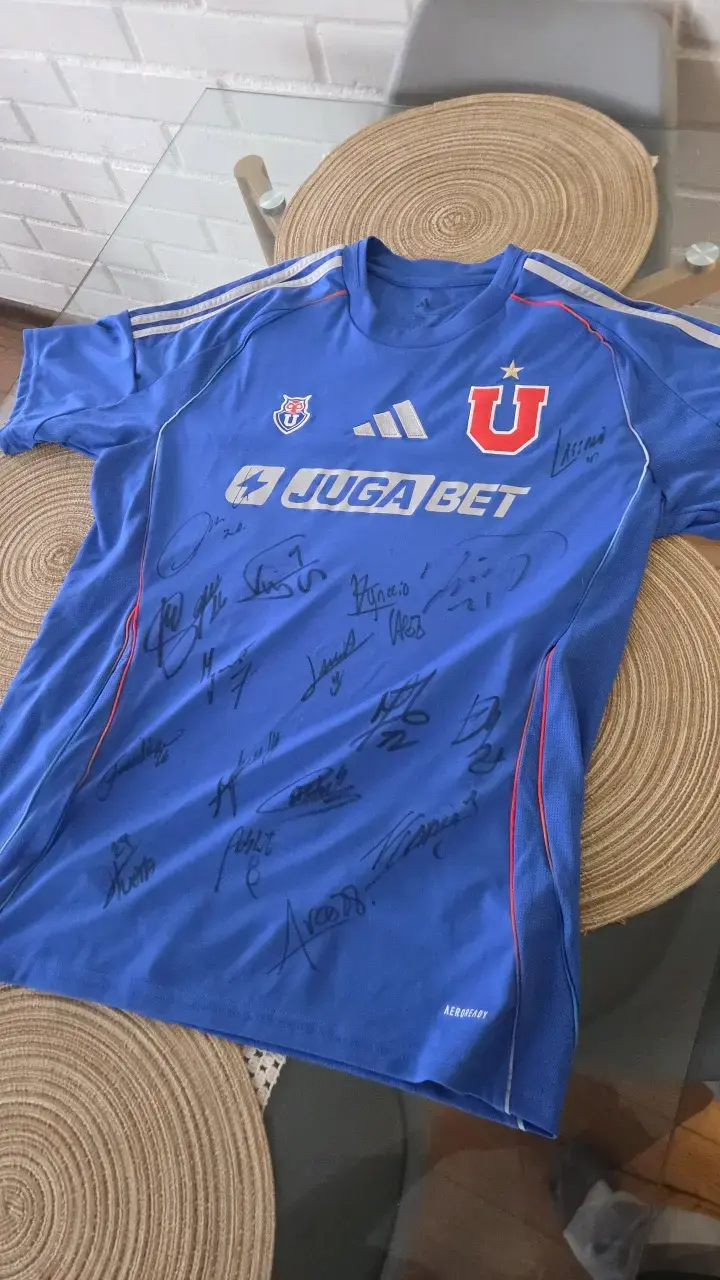 Polera Universidad de Chile 2025 firmada