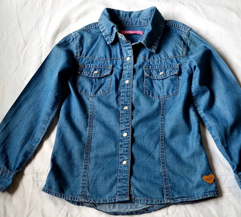 Camisa de mezclilla para niña con diseño de corazón