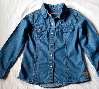 Camisa de mezclilla para niña con diseño de corazón - miniatura 1