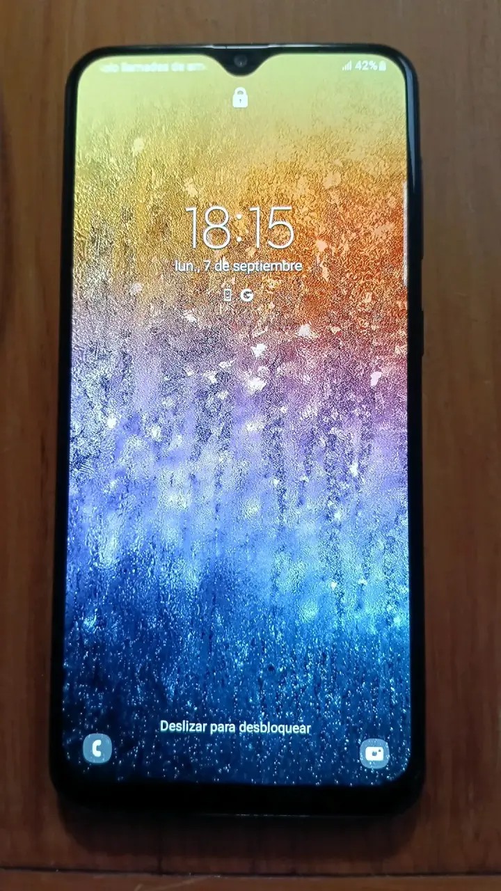 Smartphone Samsung Galaxy A20 en buen estado - 1