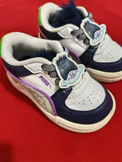 Zapatillas infantiles Puma Trolls azul y blanco - miniatura 1