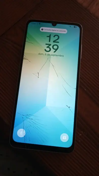 Teléfono Samsung con pantalla rota - miniatura 1
