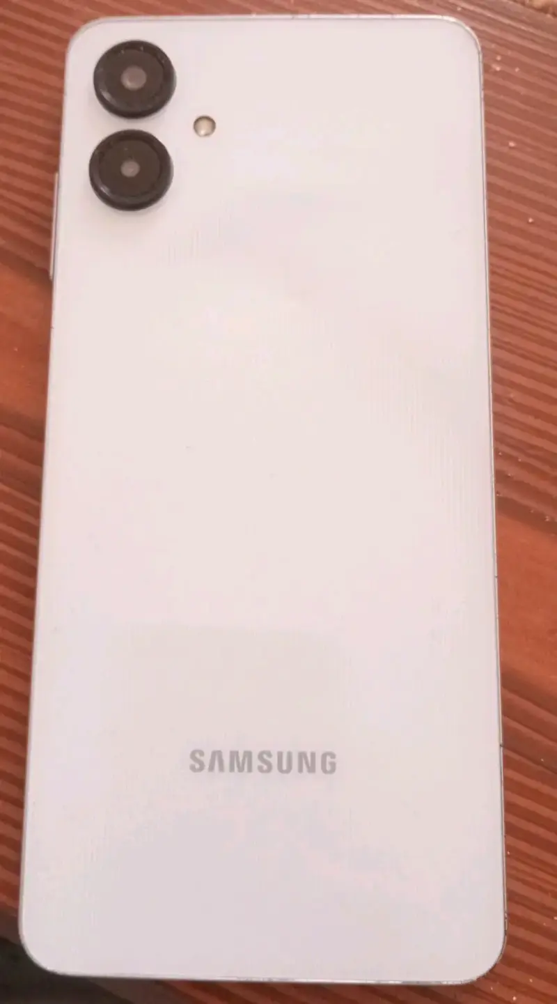 Teléfono Samsung con pantalla rota - 2