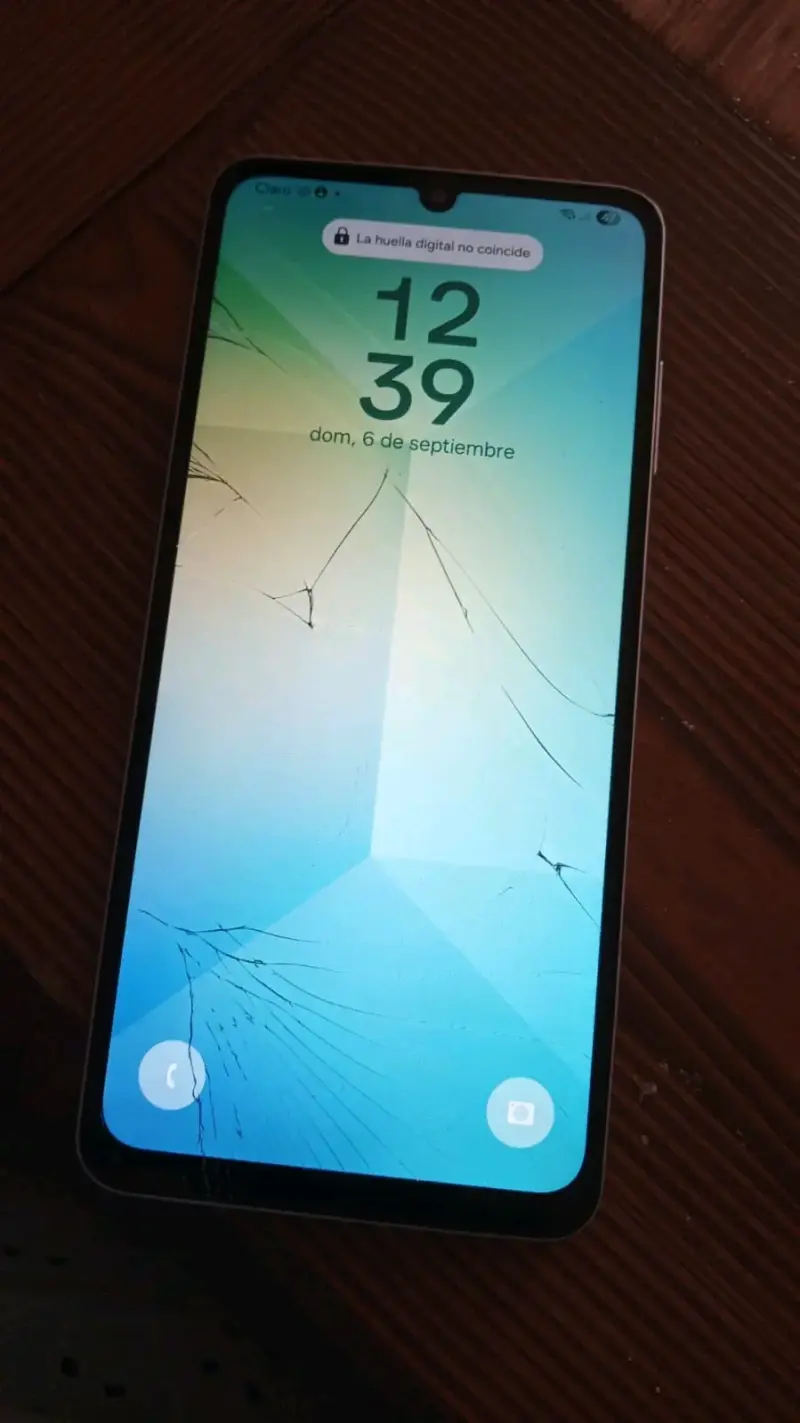 Teléfono Samsung con pantalla rota - 3