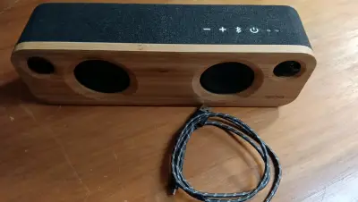 Parlante Bluetooth Marley de madera y tela - miniatura 1
