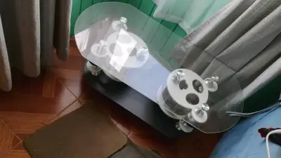 Mesa de centro de vidrio con diseño moderno - miniatura 1