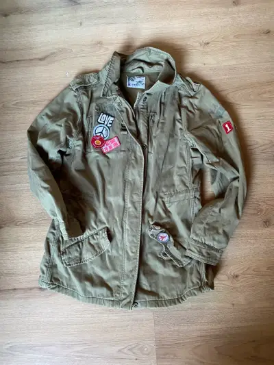 Chaqueta militar con parches estilo vintage - miniatura 1