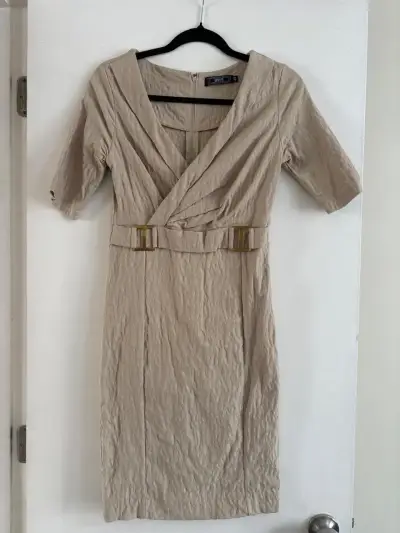 Vestido beige elegante con cinturón BNY - miniatura 1