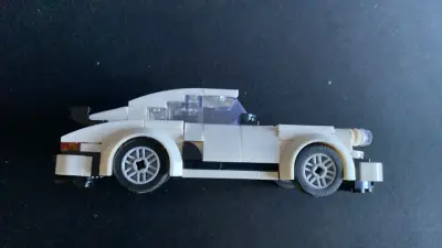 Auto de juguete tipo deportivo blanco - miniatura 1