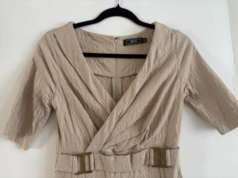 Vestido beige elegante con cinturón BNY - 2