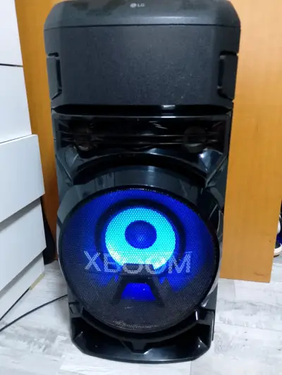 Parlante LG XBOOM con luces LED - miniatura 1