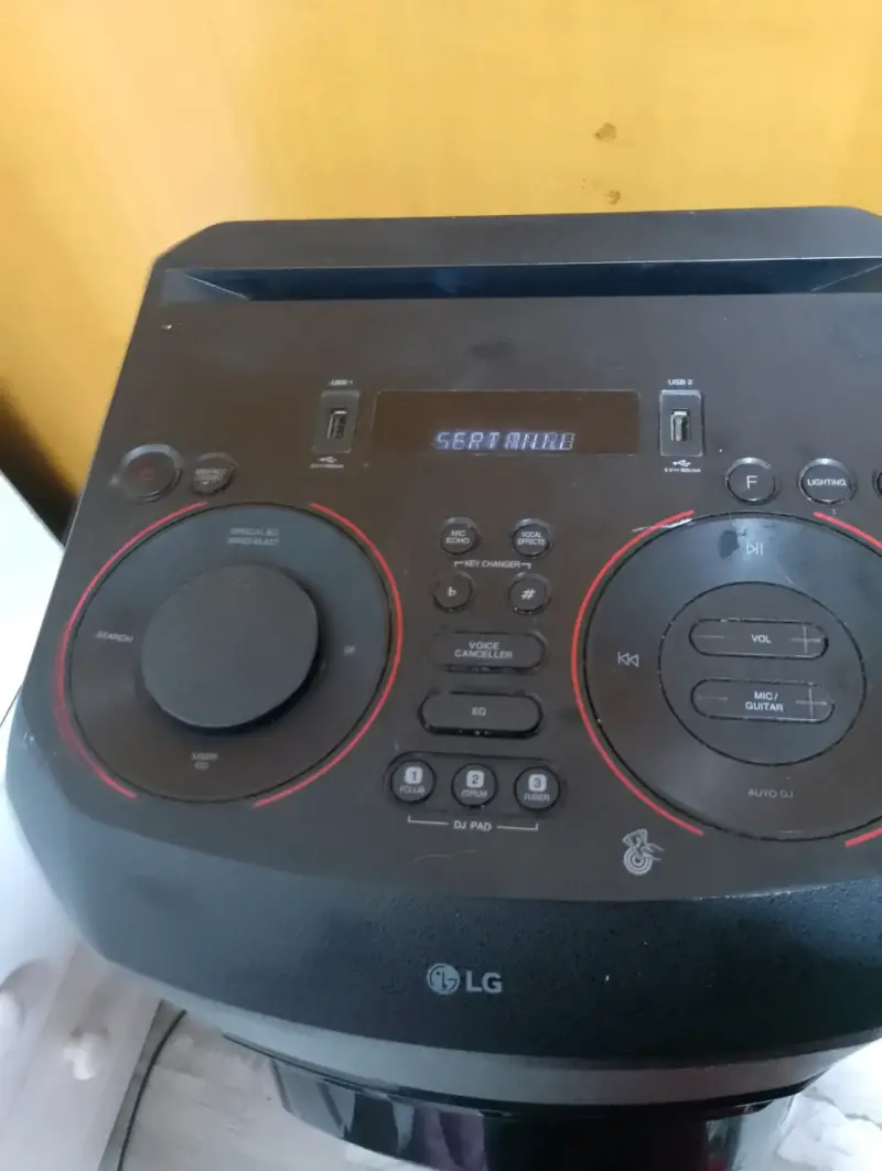 Parlante LG XBOOM con luces LED - 2