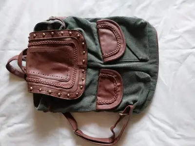 Mochila de lona verde con detalles de cuero marrón - miniatura 1