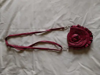 Cartera bandolera roja con diseño de flor - miniatura 1