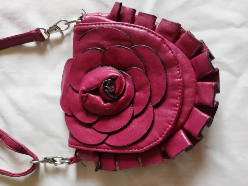 Cartera bandolera roja con diseño de flor - 2