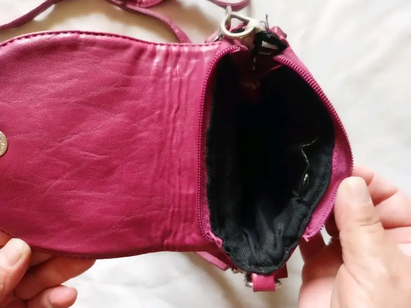 Cartera bandolera roja con diseño de flor - 3