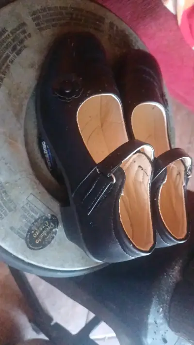 Zapatos escolares negros para niña con correa - miniatura 1