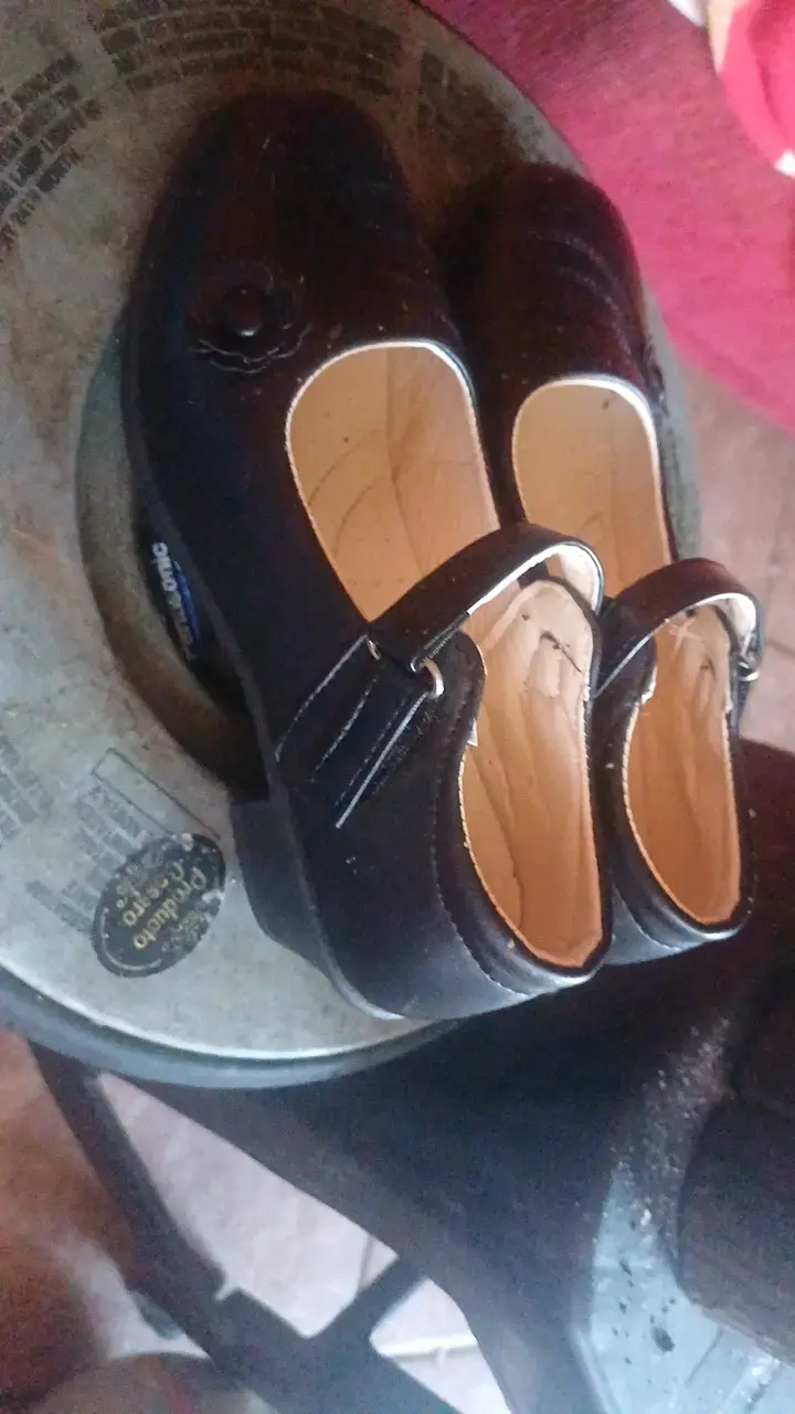 Zapatos escolares negros para niña con correa - 2