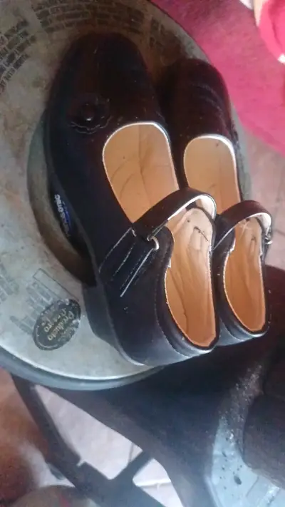 Zapatos escolares negros para niña con correa - miniatura 2