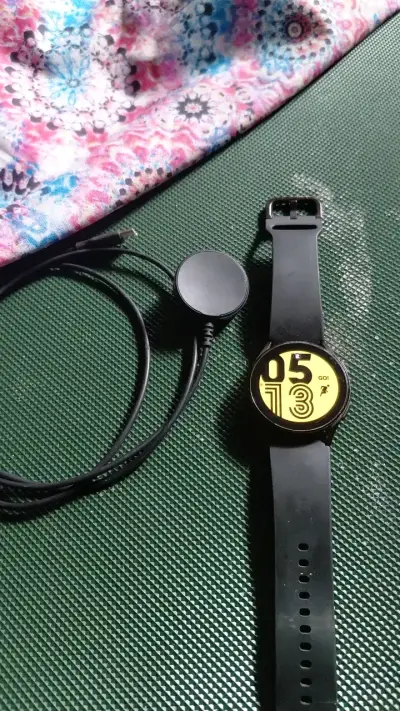 Reloj inteligente Samsung Galaxy Watch con cargador - miniatura 1