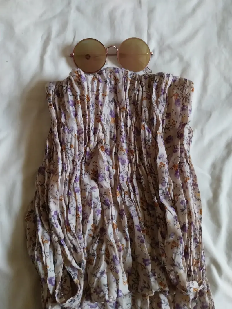 Pañuelo floral con gafas de sol redondas - 1
