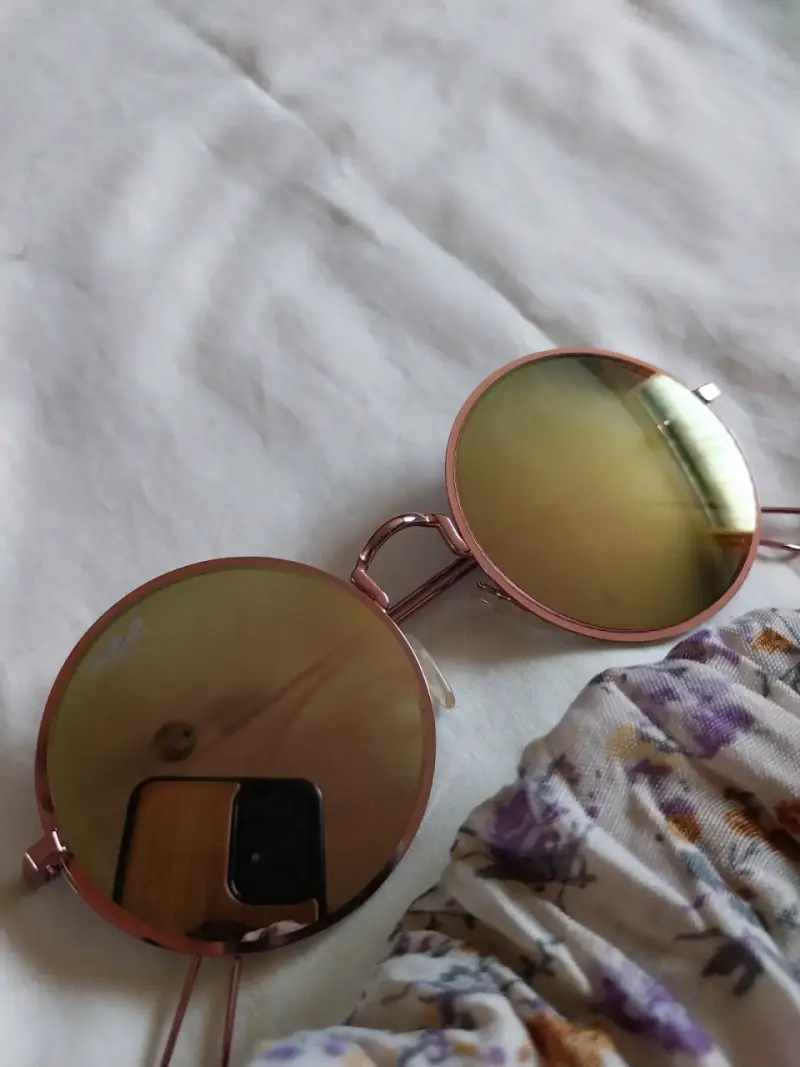 Pañuelo floral con gafas de sol redondas - 2