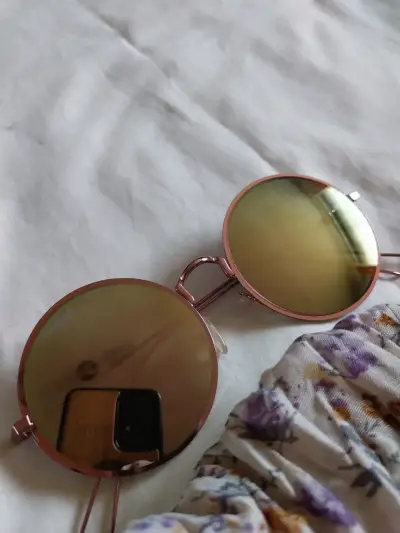 Pañuelo floral con gafas de sol redondas - miniatura 2