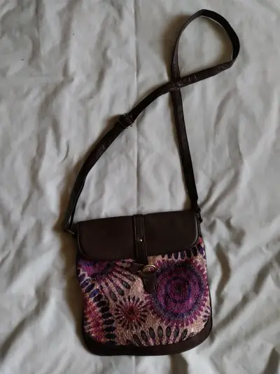 Cartera cruzada bohemia con diseño colorido - miniatura 1