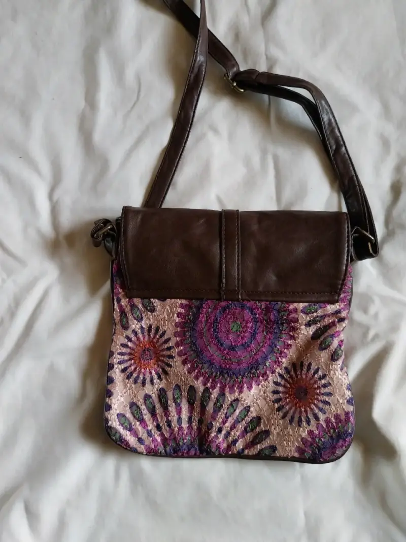 Cartera cruzada bohemia con diseño colorido - 2