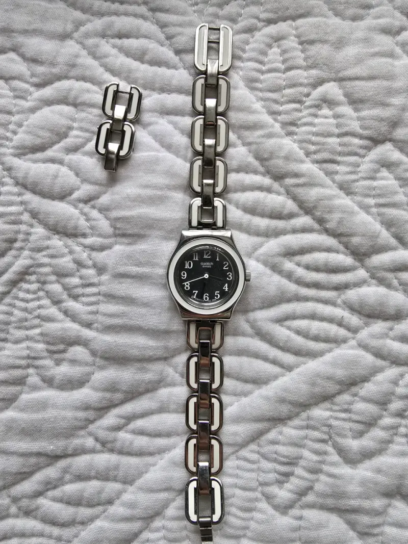 Reloj Swatch metálico con correa ajustable - 2